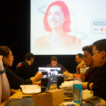 Une équipe termine son travail au Hackathon 2019.