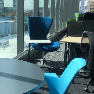Une aire de travail avec vue extérieure dans la nouvelle bâtisse de Radio-Canada.