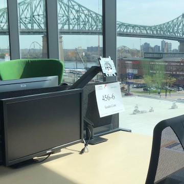 Un bureau avec bureau avec vue sur le pont Jacques-Cartier.
