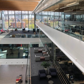 Vue à partir d'un balcon sur les aires communes de la bâtisse de Radio-Canada.