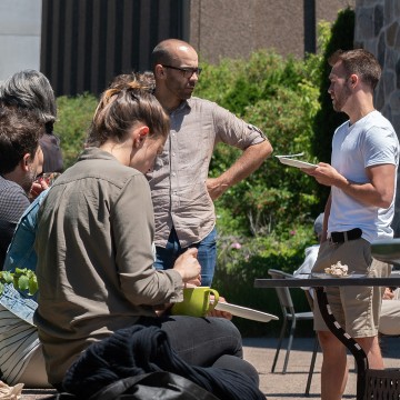 Discussion au soleil