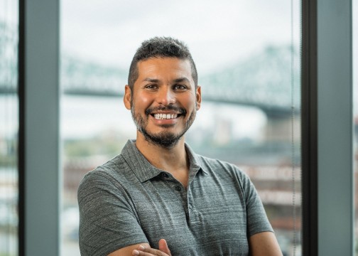 Employé souriant devant une fenêtre