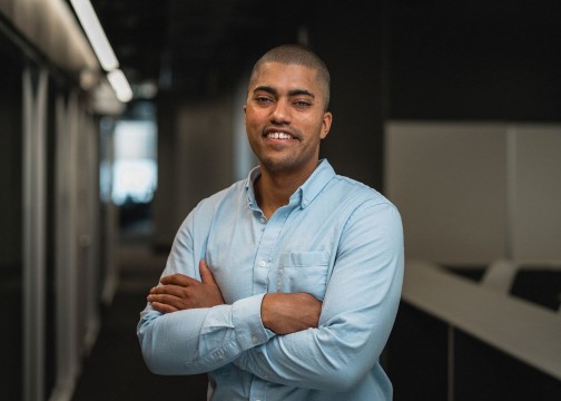 Employé souriant à la caméra