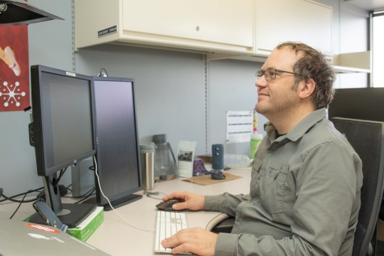 Employé regardant son écran d'ordinateur