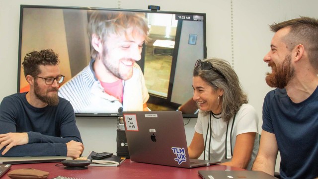 Employés souriants en rencontre