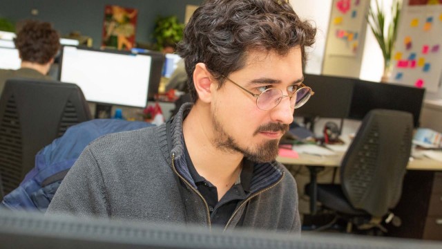 Employé au travail devant un écran d'ordinateur.