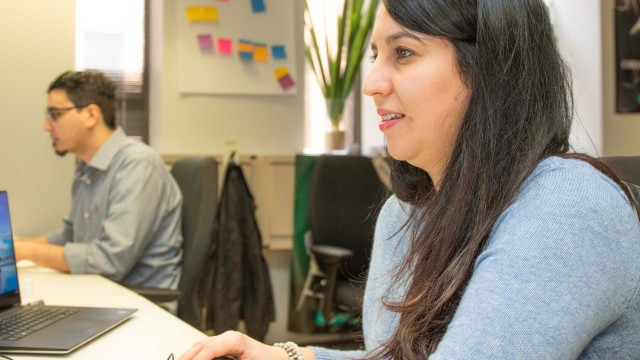 Employée au travail devant un écran d'ordinateur.