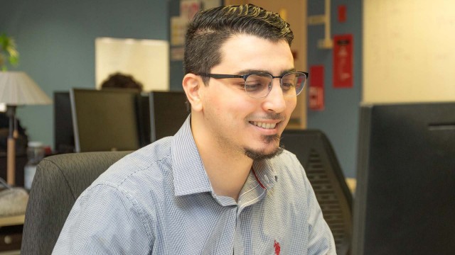 Employé au travail devant un écran d'ordinateur.