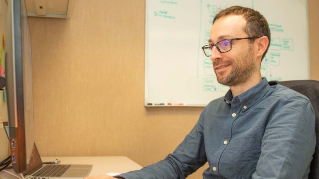 Employé au travail devant écran d'ordinateur