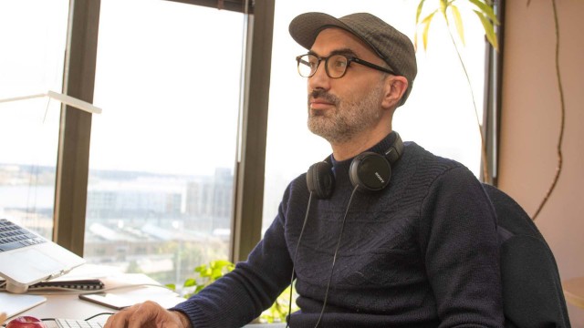 Employé au travail devant écran d'ordinateur
