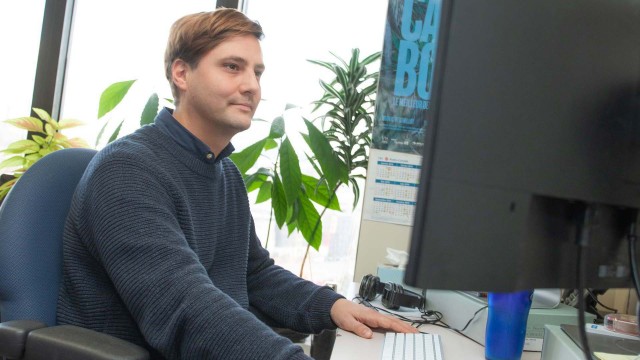 Employé au travail devant écran d'ordinateur