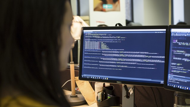 Une analyste d'affaires de l'équipe de Médias Numériques travaille à son ordinateur.
